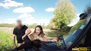 Accarezzando in piscina con la deliziosa stradina bianca come la regina brittanie