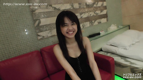 Agile brunetta esegue handjob e blowjob