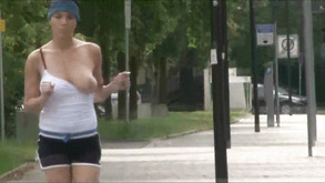 Bionda con enormi tette ottiene un enorme cazzo per colpire la sua figa