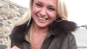 Bionda dai capelli lunghi con la faccia fresca si fa scopare alla pecorina