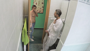 Bionda dai grossi seni si fa scopare il cazzo in missione
