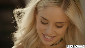 Bionda e bruna trio porno XXX sul divano