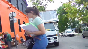 Blu si alza la bionda cavalcando il cazzo enorme di questo tizio sulla telecamera