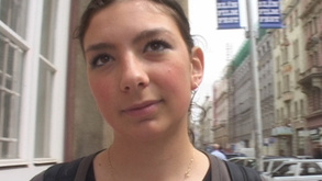 Bruna alla fronte grande mostra le sue tette
