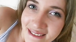 Bruna baldracca nivea ha le dita e succhia un cazzo