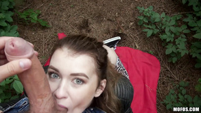 Bruna con una figa pelosa viene scopata sulla macchina fotografica
