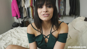 Bruna dagli occhi grandi viene sbattuta dal suo enorme dong nero