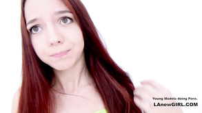 Calda bionda con tette piccole Lilly Banks mostra il suo anale