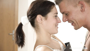 Calda giovane bellezza impara dalla mamma sexy bottino a scopare grossi cazzi