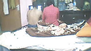 Calda nonna rossa si piega a quattro zampe per prendere il vibratore da beh