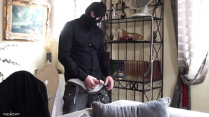 Caldo pulcino sta ottenendo vibratore nel suo stretto buco cornea