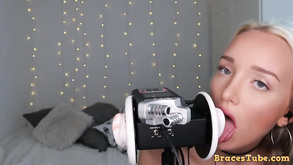 Caldo seducente transessuale domino presley si fa succhiare il cazzo