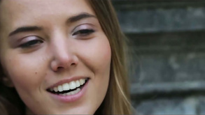 Cutie Italiano le dita la sua figa bagnata sul letto
