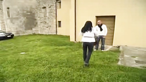 Due lesbiche formose si accarezzano e succhiano i capezzoli