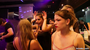 Due ragazze insaziabili dai capelli neri succhiano uno sfigato succoso