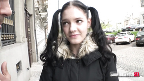 Due ragazze voluttuose si leccano e si masturbano spalancando le gambe