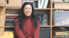 Essere vicino alla sua ragazza affascinante lo rende duro come un rock