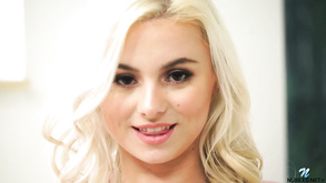 Frizzante Hoochie Alisha Rage sta scopando nel suo buco anale