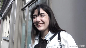 Giovane bruna fa pompino gnam gnam al vecchio amico