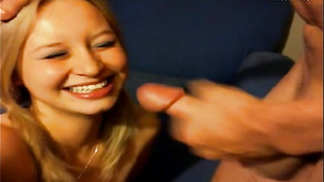 Hoochie melissa lauren le dà la testa e si scopa l'ano con un giocattolo erotico