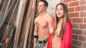 Il sole nikki del bionda whorish e lussurioso soddisfa due ragazzi affamati