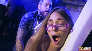 Il top manager whorish ava koxxx sedurre un giovane impiegato a sangue caldo