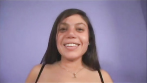 Il vecchio pervertito sta giocando la figa dolce se la ragazza sospesa nyssa never