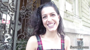 Innocenti bandiere ragazza rossa ottiene sperma sul suo viso