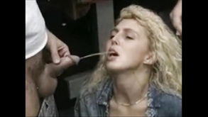 Jerk guarda la splendida mamma christina che prende un enorme albero