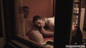 Juggy signora con linee di abbronzatura sexy si masturba il suo cazzo e fa pompino