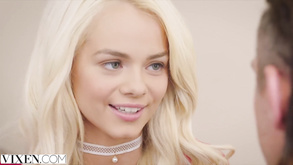 La adolescente bionda tristyn kennedy cavalca un cazzo duro in calze a rete