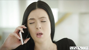 La bella amante allena la sua cameriera bionda stucchevole