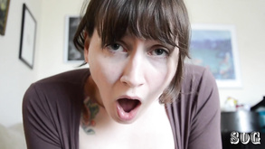 La bella bambola Zoey gioca con il suo muffin e poi dà la testa a POV