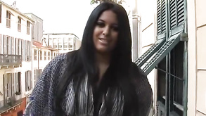 La bella bionda bionda ama cavalcare e inghiottire un grosso cazzo