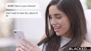 La bella mora indiana bruna si masturba su un divano usando un potente vibratore