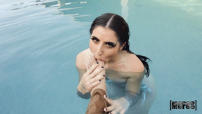 La bionda caldo sophie moone posa in mutande vicino allo specchio