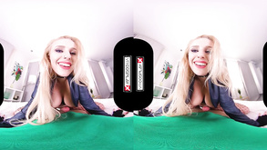 La bionda sexy MILF Nikki Capone si fa leccare la figa rasata