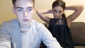 La bionda stretta adolescente avril sun e i suoi amici fottuti hanno un'orgia nello strip club