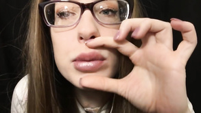 La cagna sexy dai capelli rossi kendra james succhia il grosso cazzo bastone vicino alla piscina