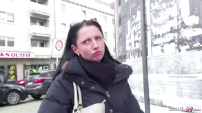 La cameriera voluttuosa extra procace prende in giro con le sue divertenti borse