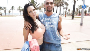 La carina adolescente bruna kharlie stone succhia un cazzo enorme in stile POV