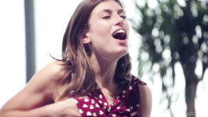 La crudele ragazza bionda Danielle Delaunay sta diventando duro come uno stile missionario