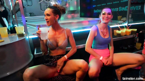 La festa della pornostar si trasforma in un'orgia dissoluta hardcore