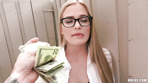 La prostituta dalla mentalità sporca Ivanka fa un pompino con un pompino e si fa sesso