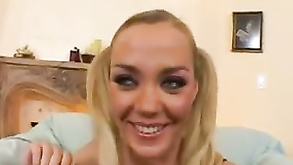 La ragazza carina e sexy riley ribelle si strofina il corpo con olio in video di masturbazione solista