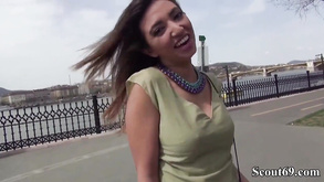 La ragazza formosa dani daniels si fa scopare duro da Johnny Sins