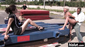 La ragazza formosa si accovaccia per fare un pompino fantastico al suo fidanzato