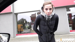 La ragazza giapponese formosa dalla pelle chiara rio natsume ha un tea festa tutto assolo