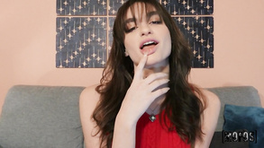La ragazza giapponese impertinente maika è fottuta a pecorina in un eccitante video di sesso a tre con MMF