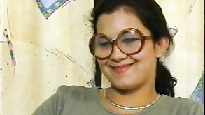 La ragazza intelligente sa come accendere il giovane bello